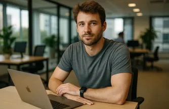 Marco consulente ascolta